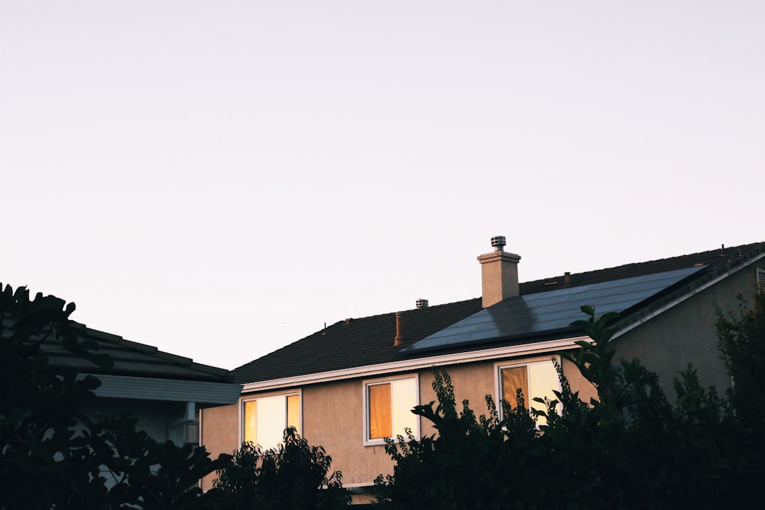 brown-and-white-concrete-house-milvcv21w1s